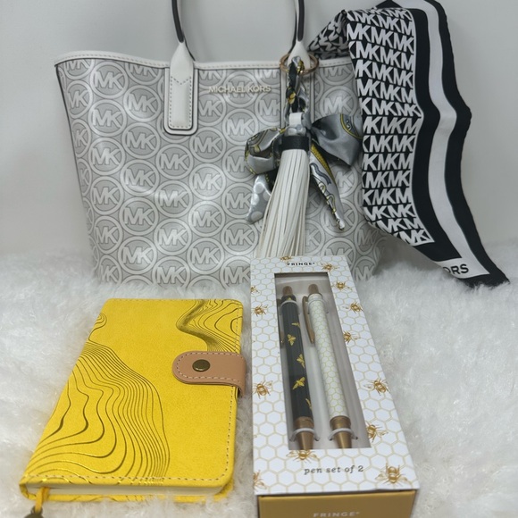 Michael Kors Optic White Jodie Tote gift set - Picture 2 of 14